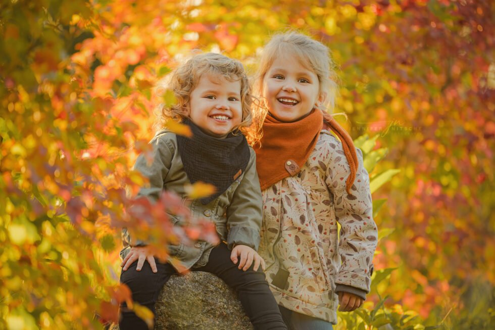 Familienfotoshooting im Herbstlaub und Licht