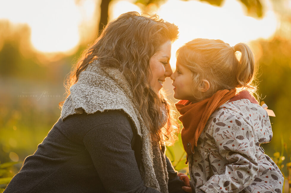 Familienfotoshooting im Herbstlaub und Licht
