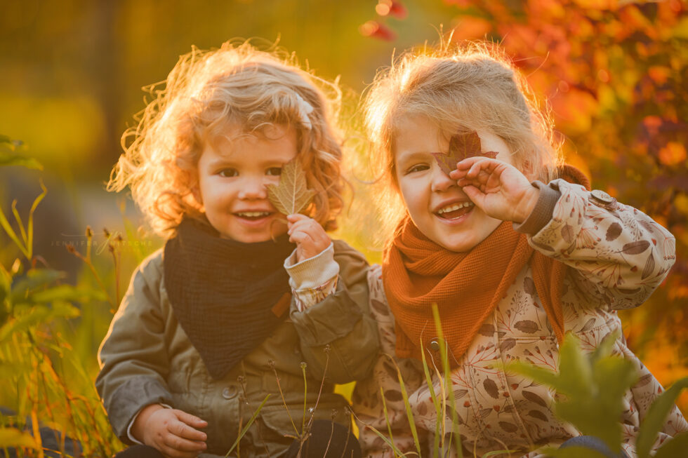 Familienfotoshooting im Herbstlaub und Licht