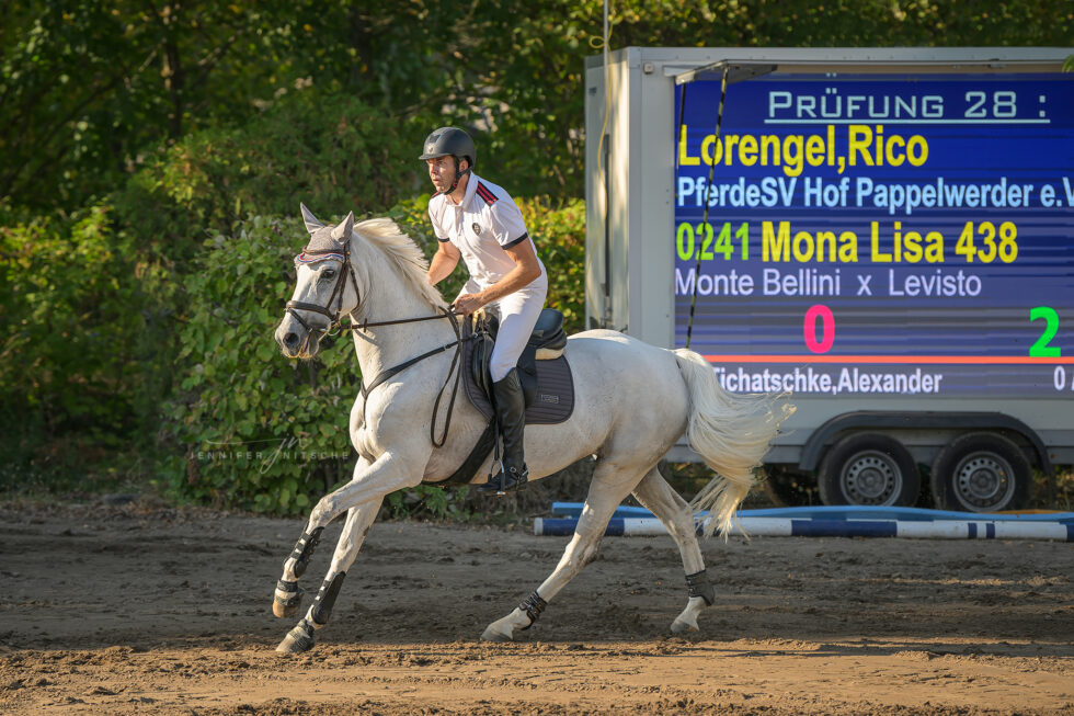 Reitturnier Rudow September 2023 - Schimmel mit seinem Reiter im Galopp in einem S-Springen