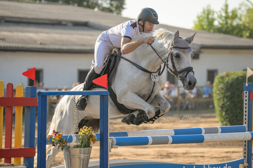 Reitturnier Rudow September 2023 - Schimmel mit seinem Reiter über einem Oxer im S-Springen