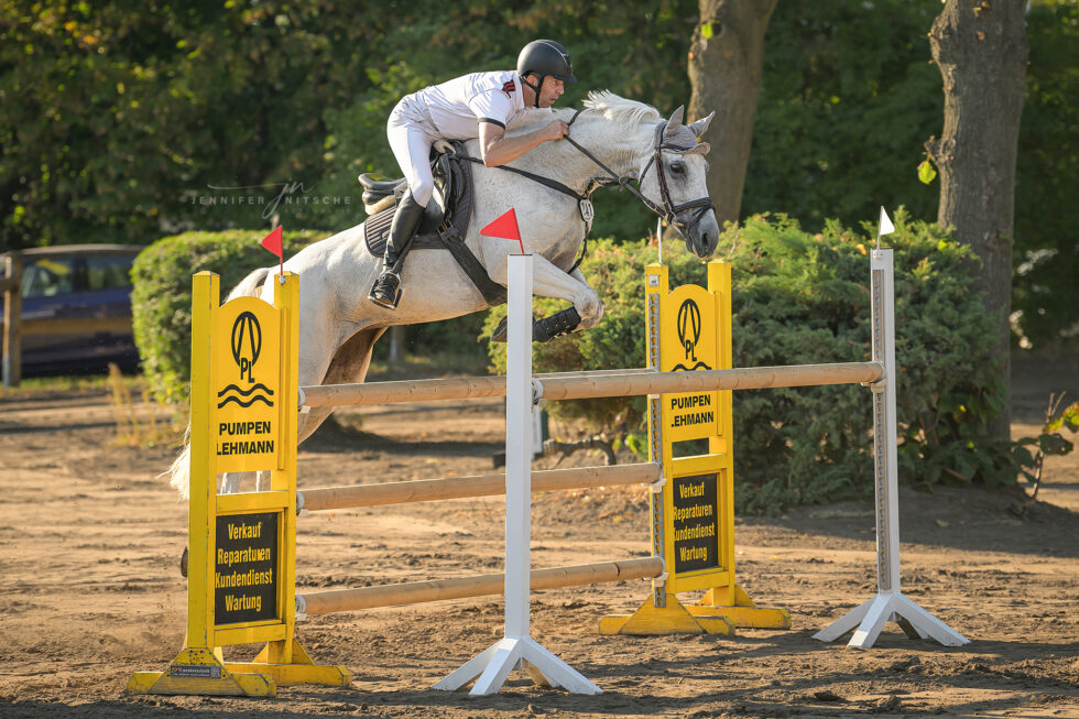 Reitturnier Rudow September 2023 - Schimmel mit seinem Reiter über einem Oxer im S-Springen