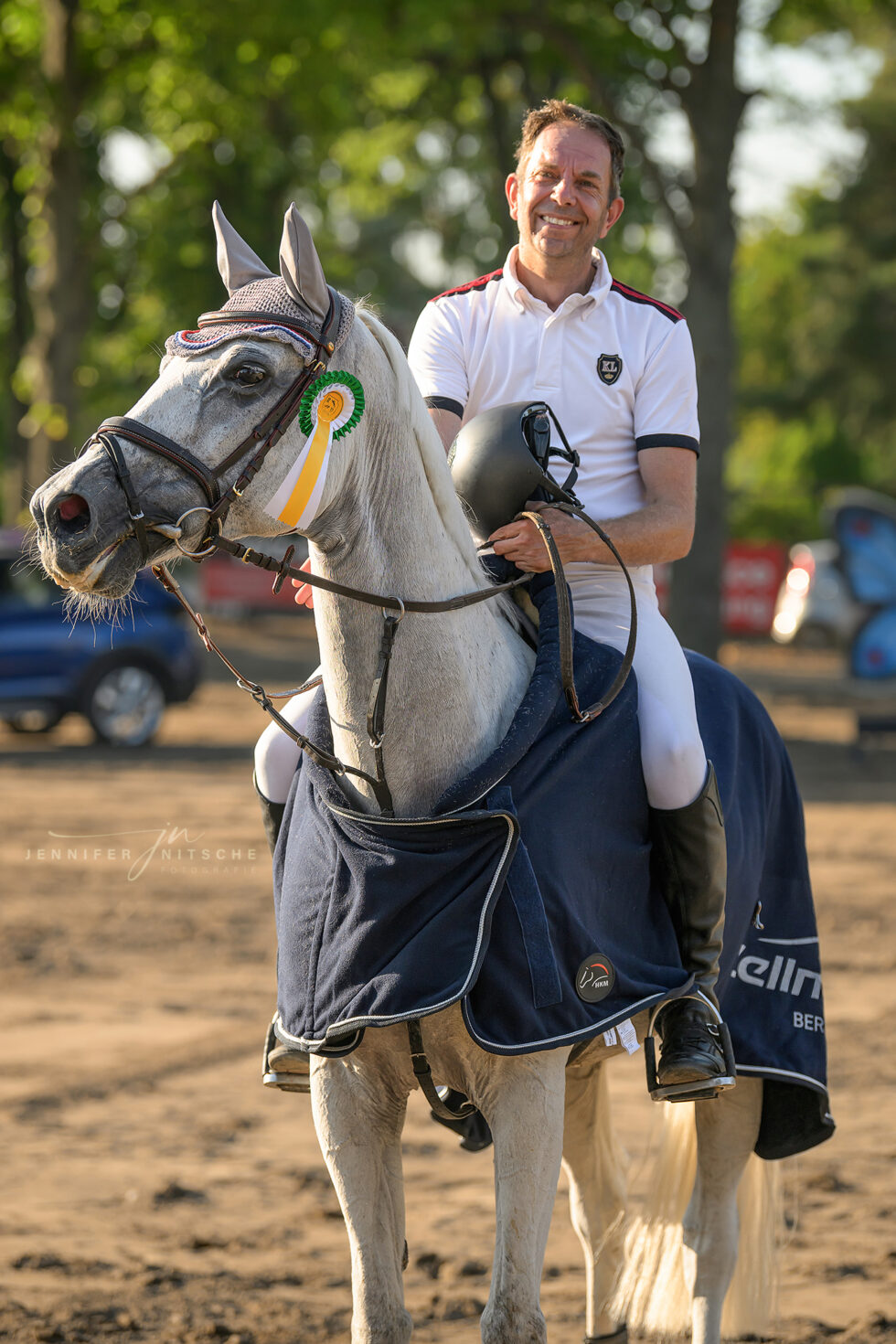 Reitturnier Rudow September 2023 - Portrait von Springpferd und Reiter in der Siegerehrung