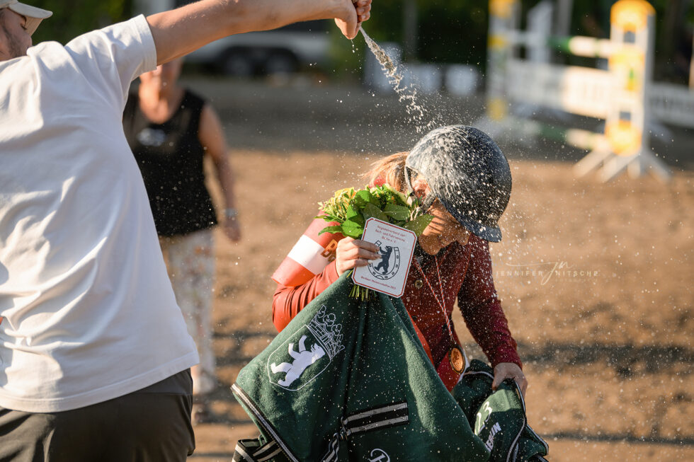 Reitturnier Rudow September 2023 - Sektdusche bei den Berlinermeisterschaften